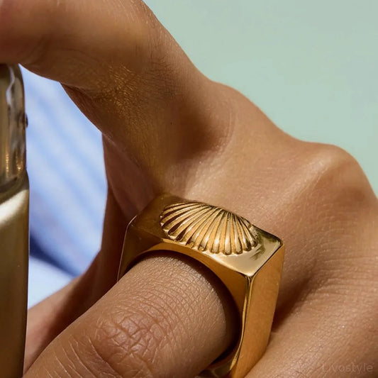 Vintage Shell Pattern Gold Signet Ring — square view — Livostyle