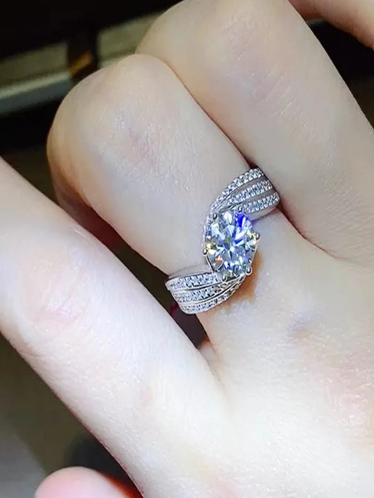 1 Carat Moissanite 925 Sterling Silver Ring — Minimalist Sol — detail view — Livostyle