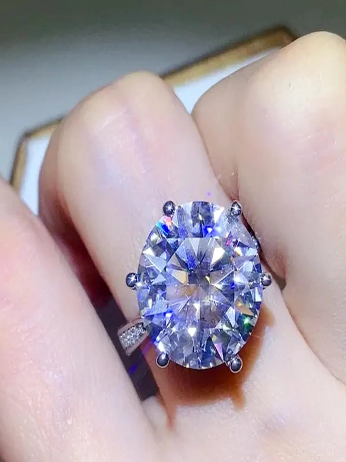 10 Carat Moissanite 925 Sterling Silver Ring — Round-Cut Sil — detail view — Livostyle
