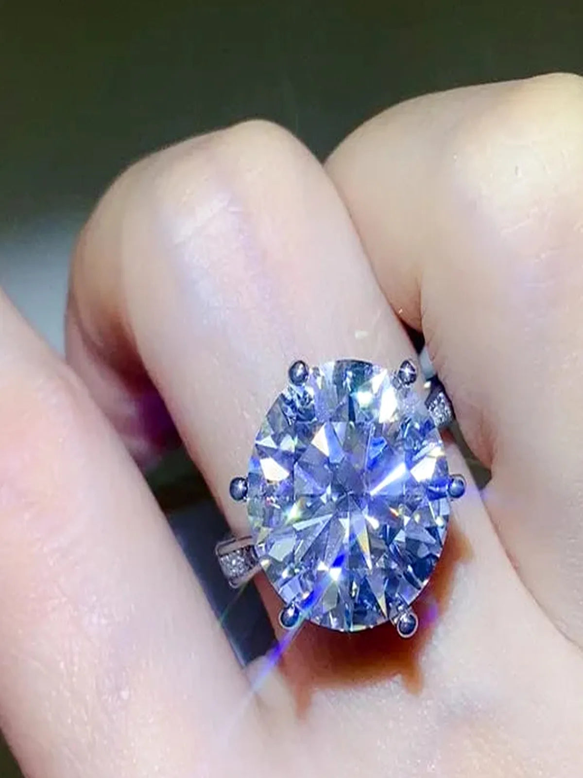 10 Carat Moissanite 925 Sterling Silver Ring — Round-Cut Hal — detail view — Livostyle