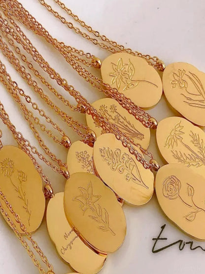 18K Gold-Plated Engraved Pendant Necklace — detail view — Livostyle