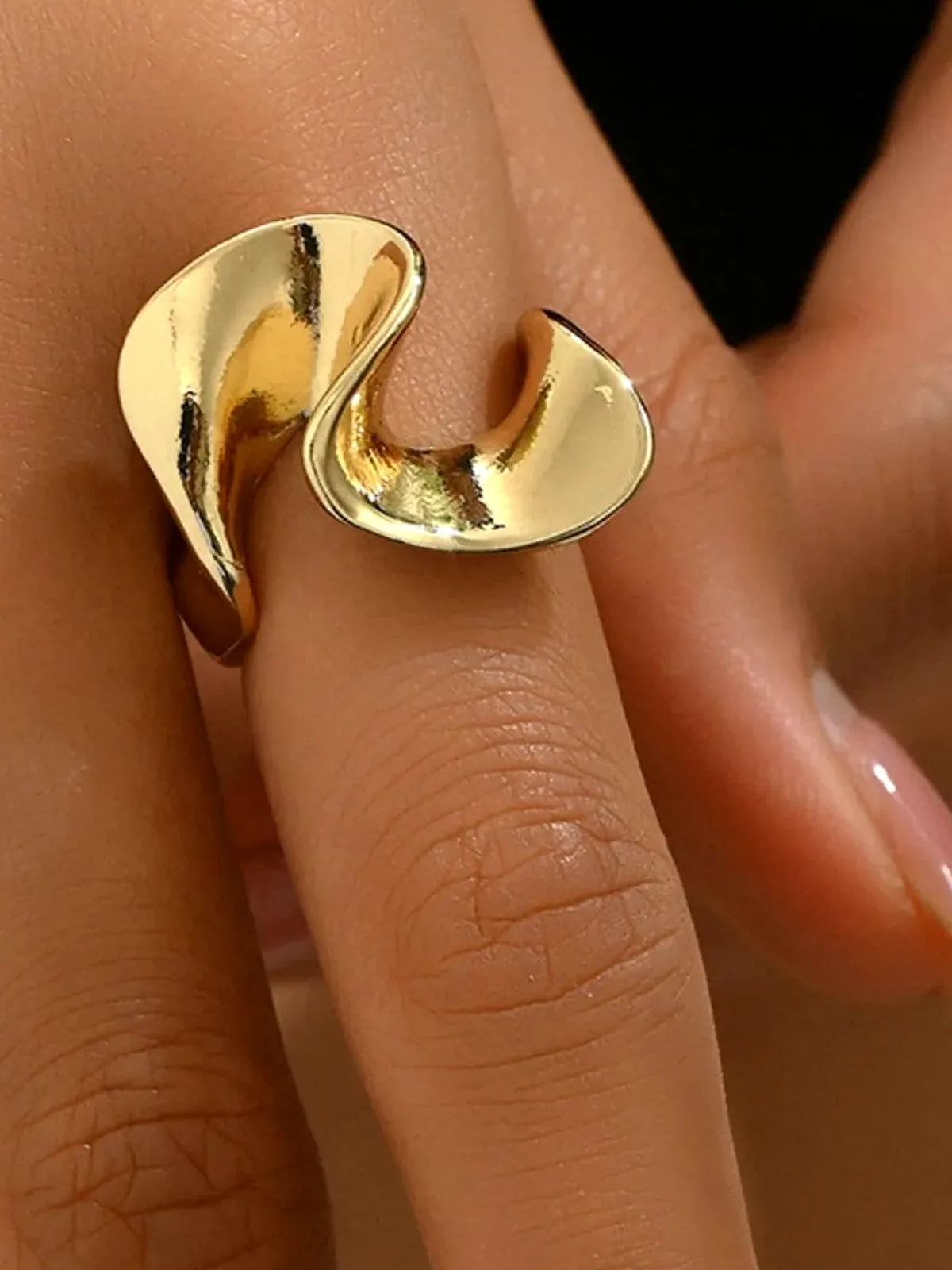18K Gold-Plated Stainless Steel Geometric Ring — detail view — Livostyle