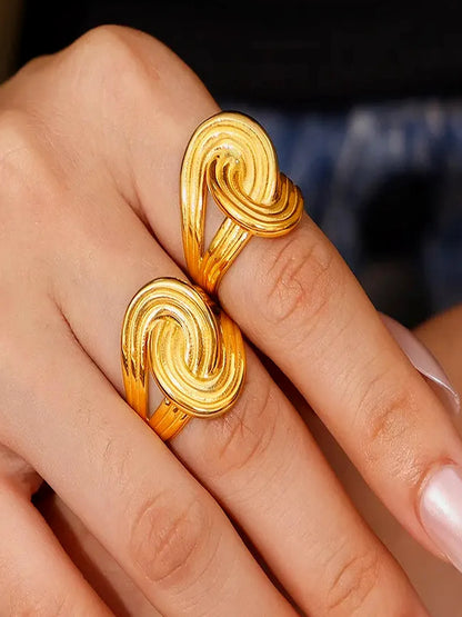 18K Gold-Plated Twisted Ring — detail view — Livostyle