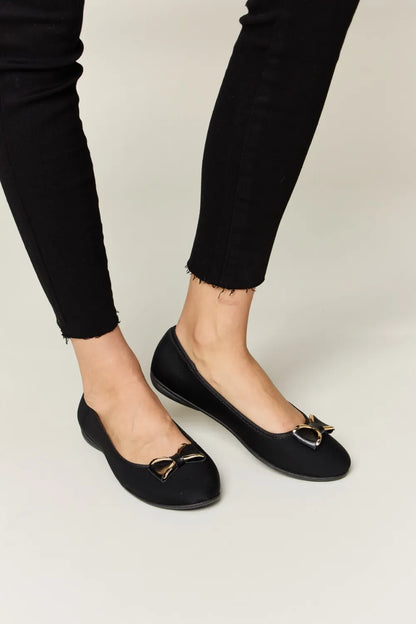 Chic Flat Loafers with Elegant Metal Buckle — Livostyle