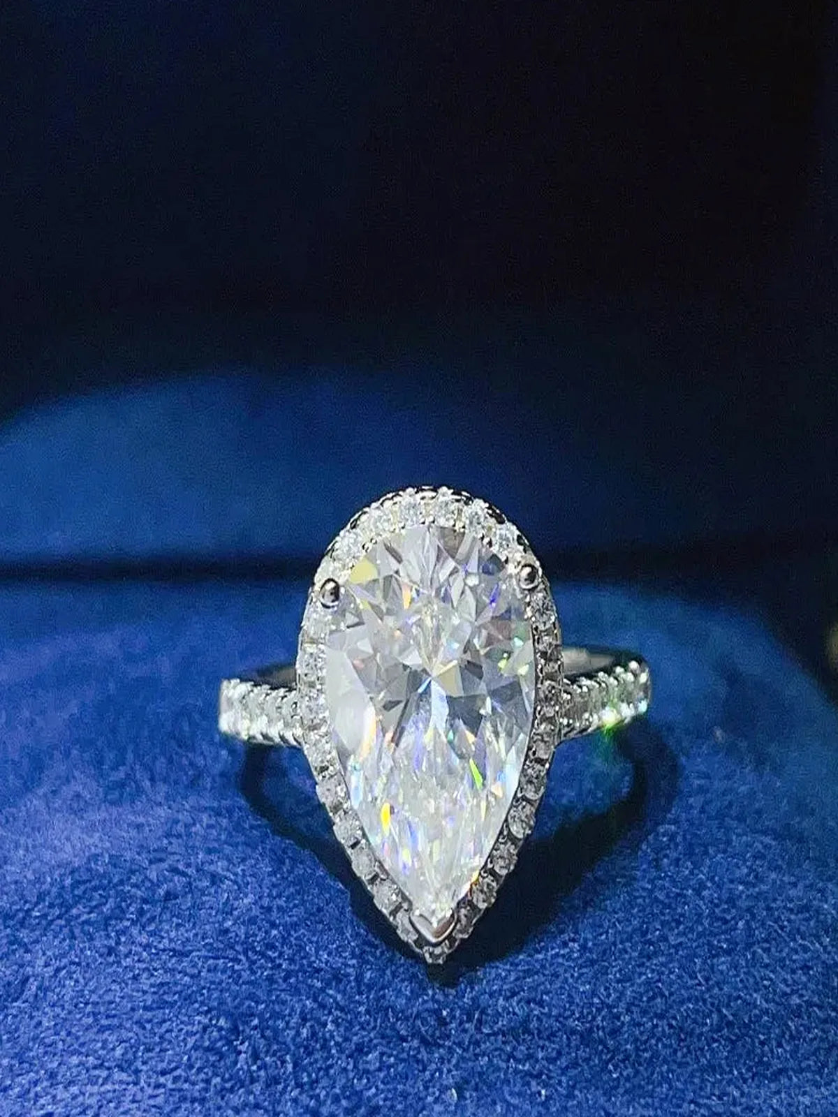 2 Carat Moissanite 925 Sterling Silver Ring — detail view — Livostyle