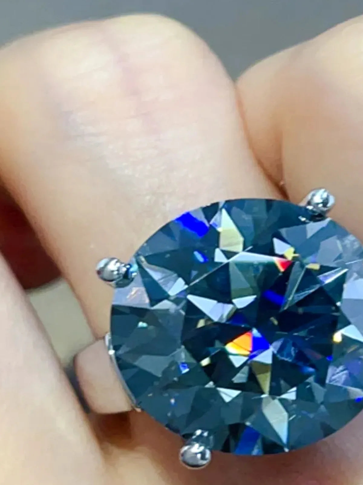 20 Carat Moissanite 925 Sterling Silver Ring — Round-Cut Gra — detail view — Livostyle
