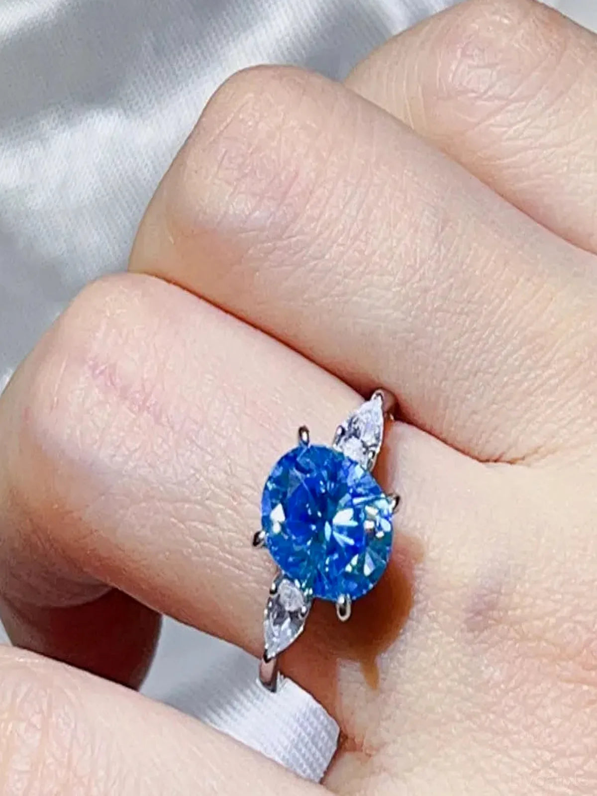 3 Carat Moissanite 925 Sterling Silver Ring — Oval-Cut Blue — detail view — Livostyle