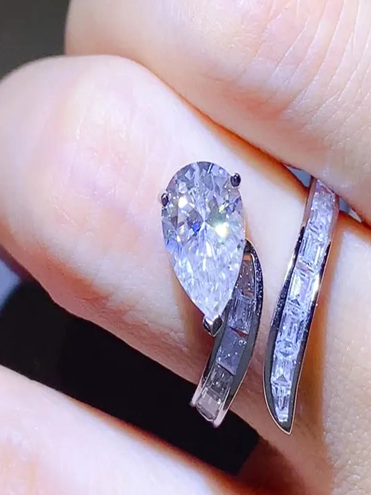 3 Carat Moissanite Zircon 925 Sterling Silver Bypass Ring — detail view — Livostyle