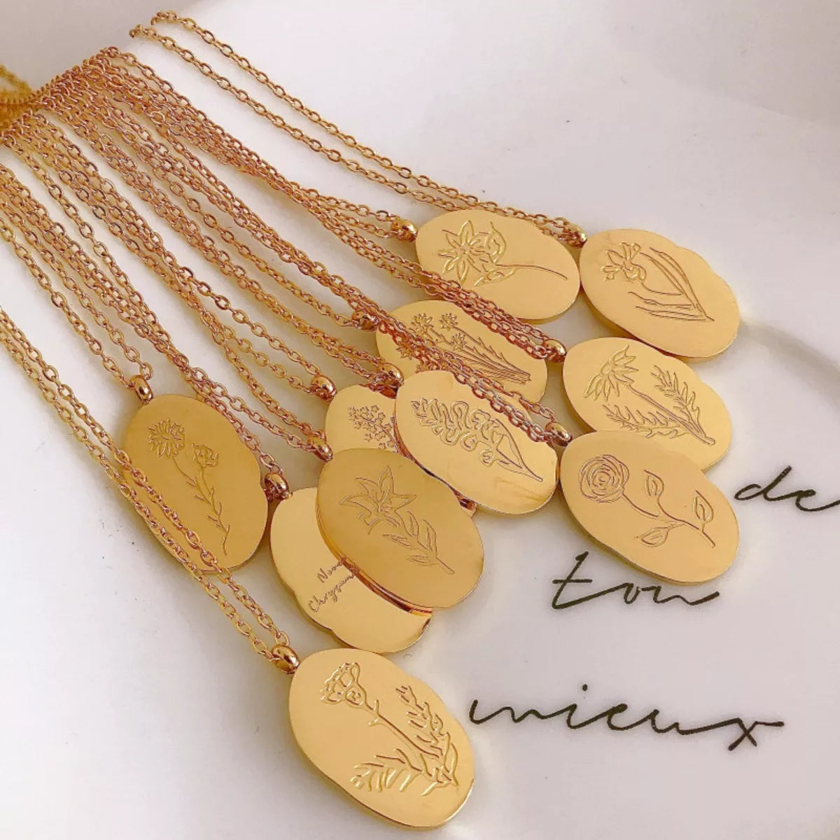 18K Gold-Plated Engraved Pendant Necklace — Livostyle