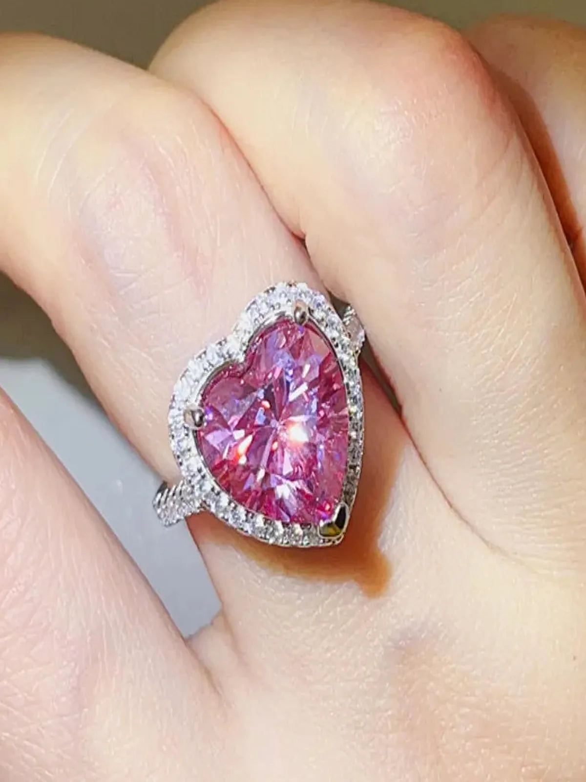 5 Carat Moissanite 925 Sterling Silver Heart Ring — Pink Hal — detail view — Livostyle