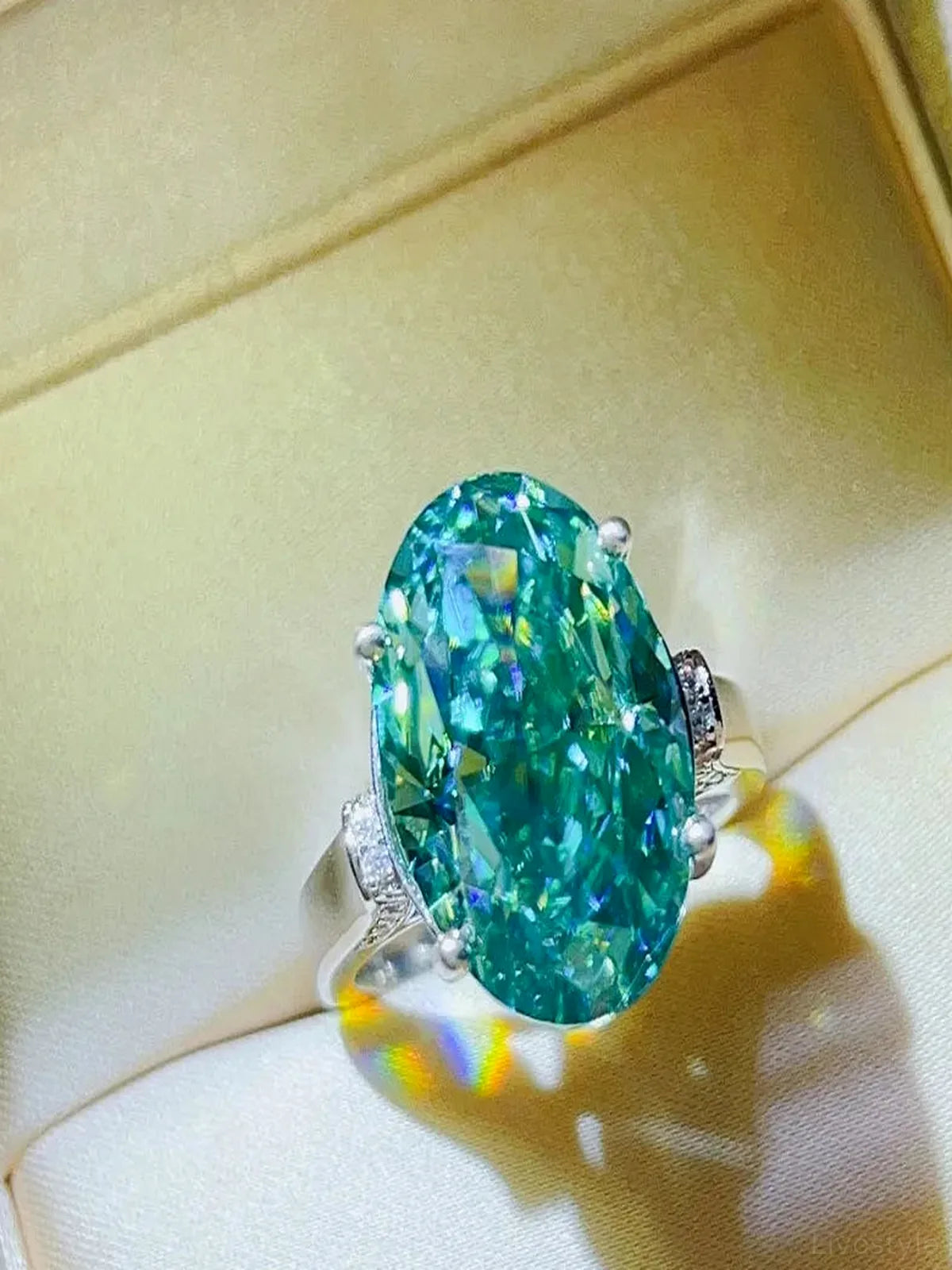5 Carat Moissanite 925 Sterling Silver Ring — Oval-Cut Green — detail view — Livostyle