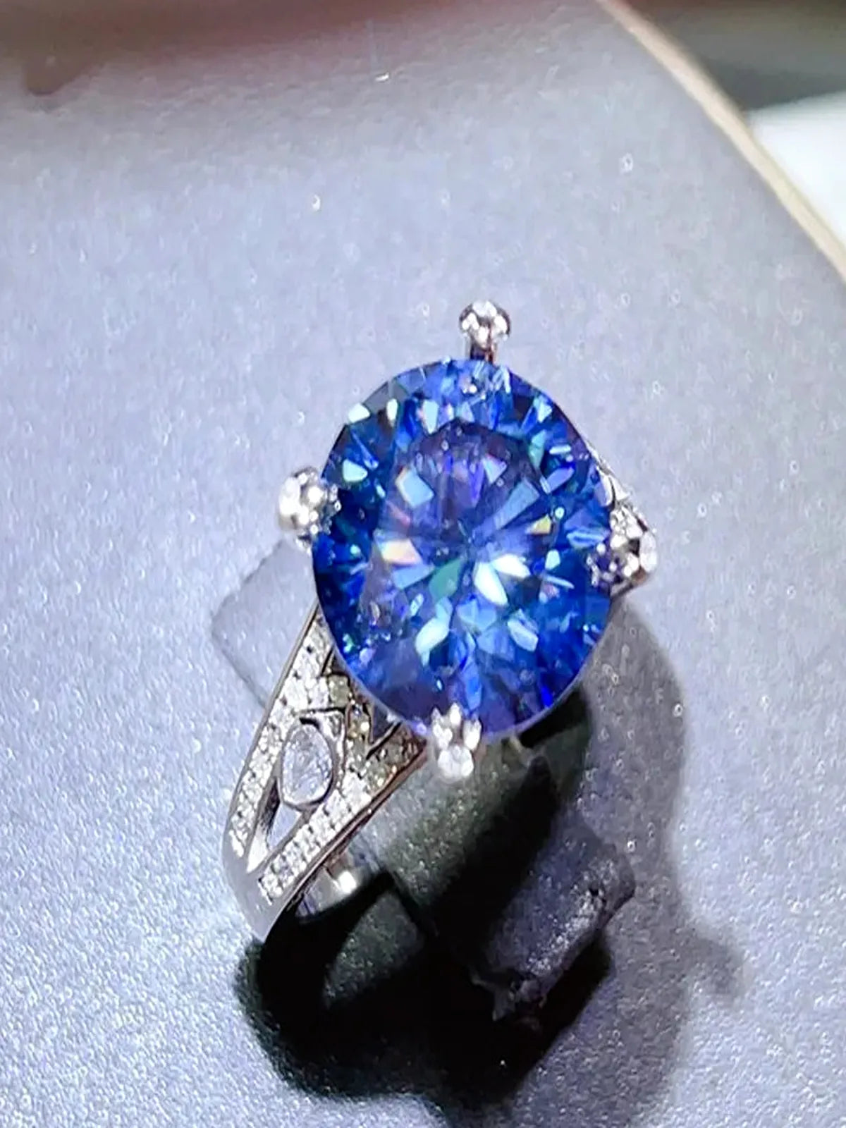 5 Carat Moissanite 925 Sterling Silver Ring — Blue Fine-Jewe — detail view — Livostyle