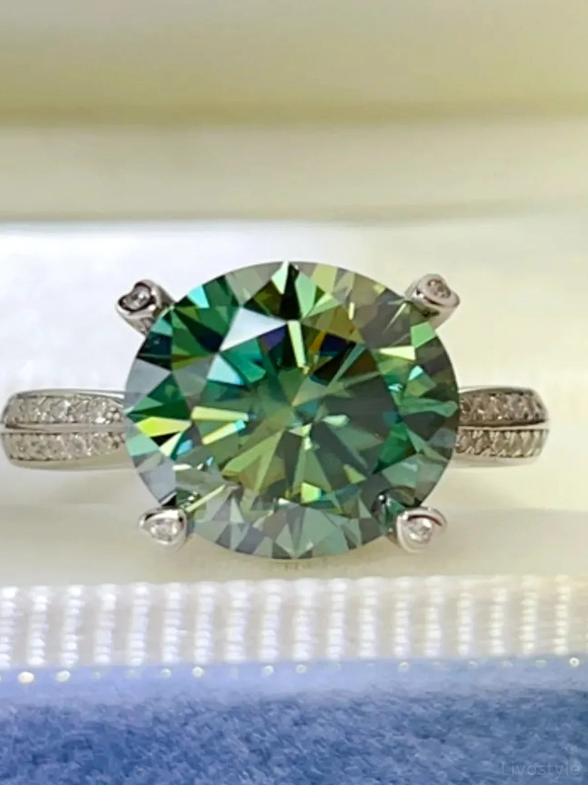 5 Carat Moissanite 925 Sterling Silver Ring — Round Green — detail view — Livostyle