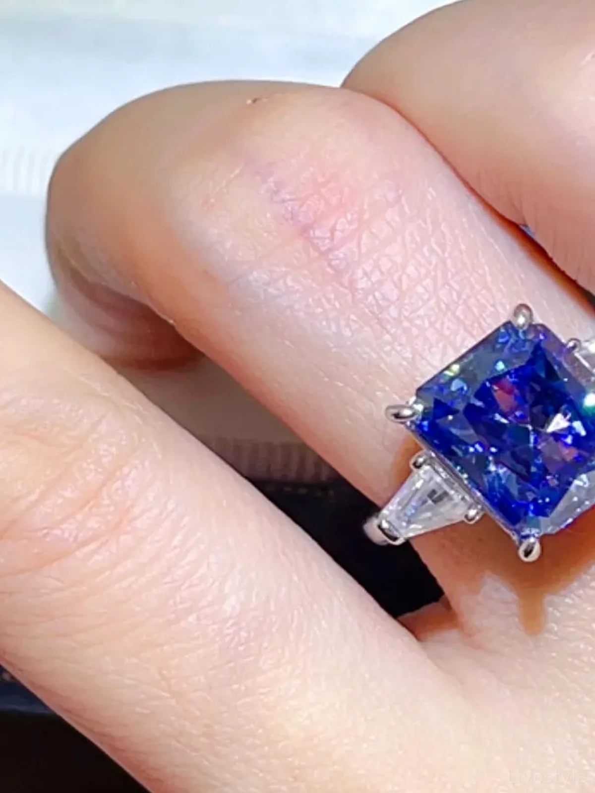 5 Carat Moissanite 925 Sterling Silver Ring — Blue Cocktail — detail view — Livostyle