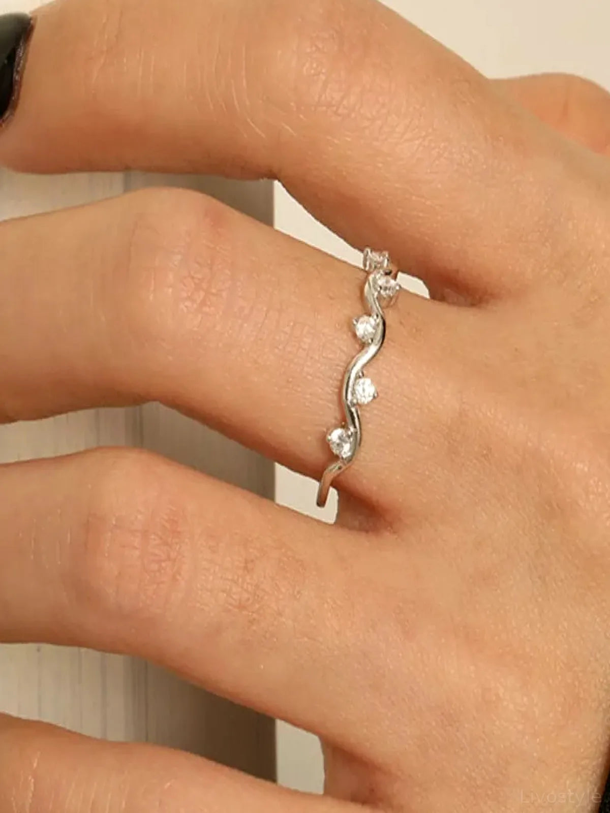 925 Sterling Silver Zircon Wave Ring — detail view — Livostyle