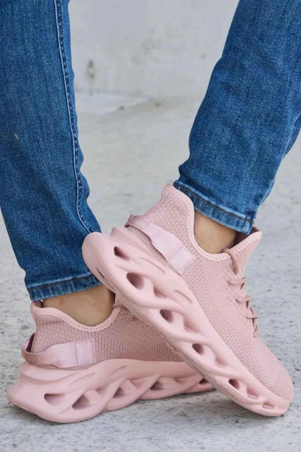 Trendy Mesh Breathable Platform Athletic Shoes for Performance & Style