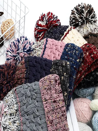 Contrast Thermal Hat with Pompom — detail view — Livostyle