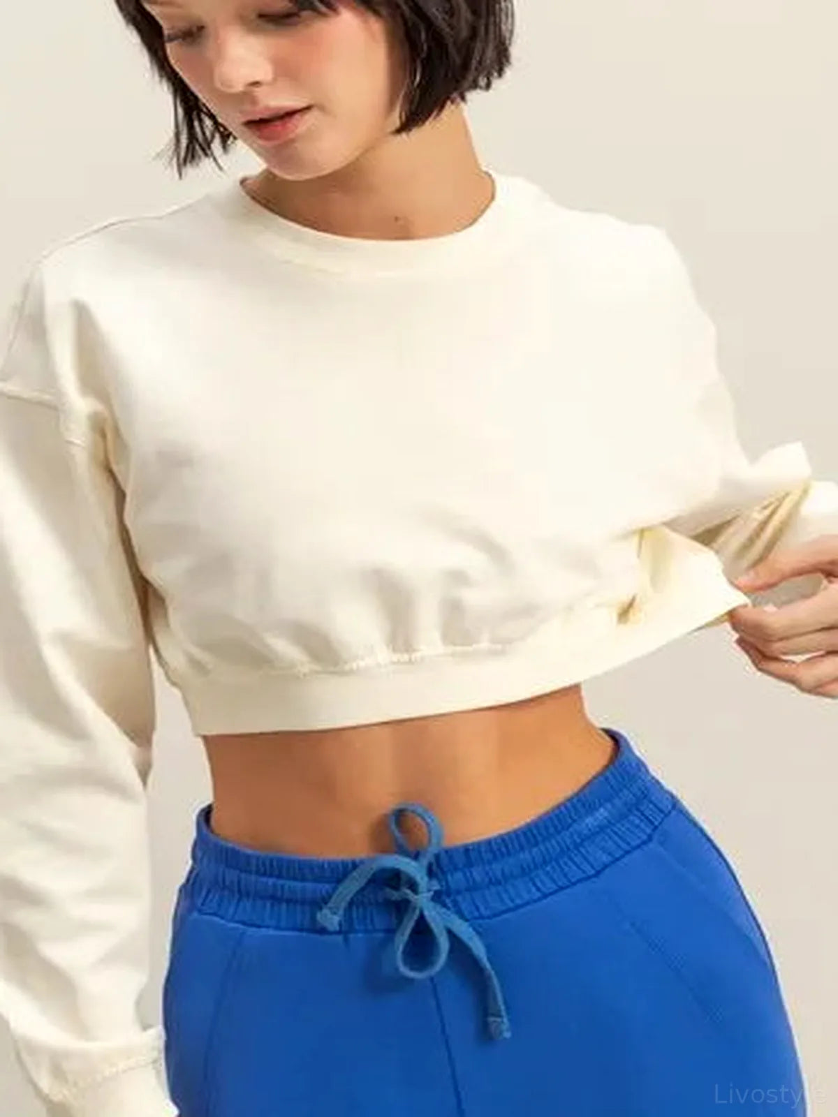 Chic Cotton Crew Neck Cropped Sweatshirt with Long Sleeves — detail view — Livostyle