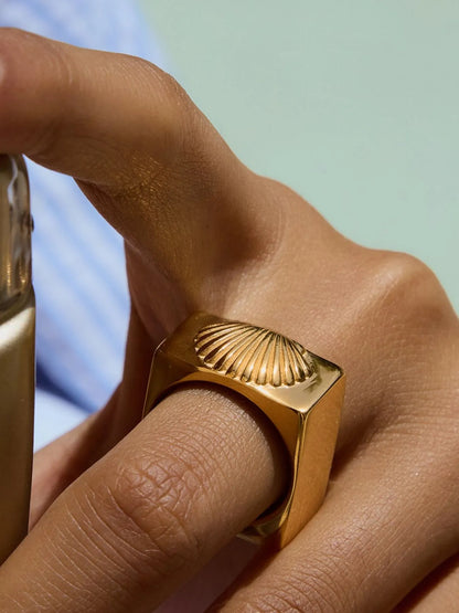 Vintage Shell Pattern Gold Signet Ring — Livostyle