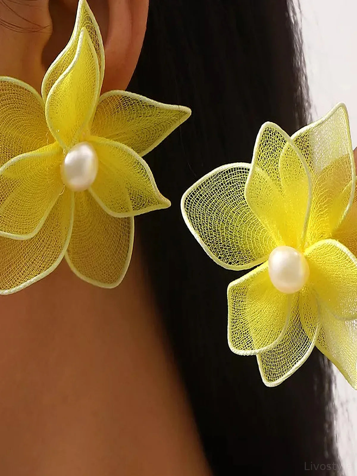 Flower Pearl Stud Earrings — detail view — Livostyle