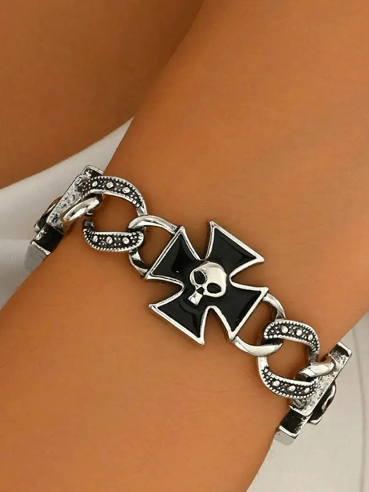 Gothic Skull Cross Chain Bracelet — detail view — Livostyle