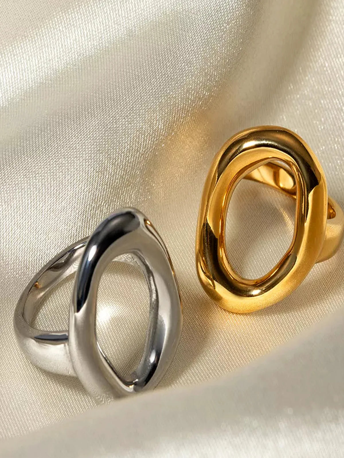 Modern Hollow Oval Ring — detail view — Livostyle