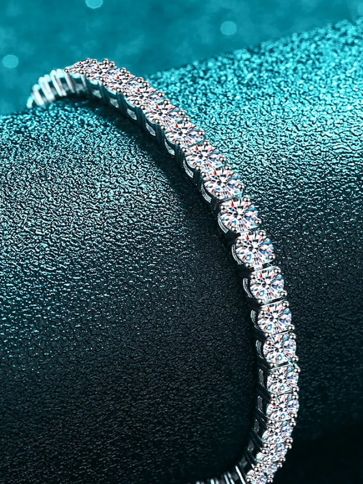 Moissanite Bracelet — detail view — Livostyle