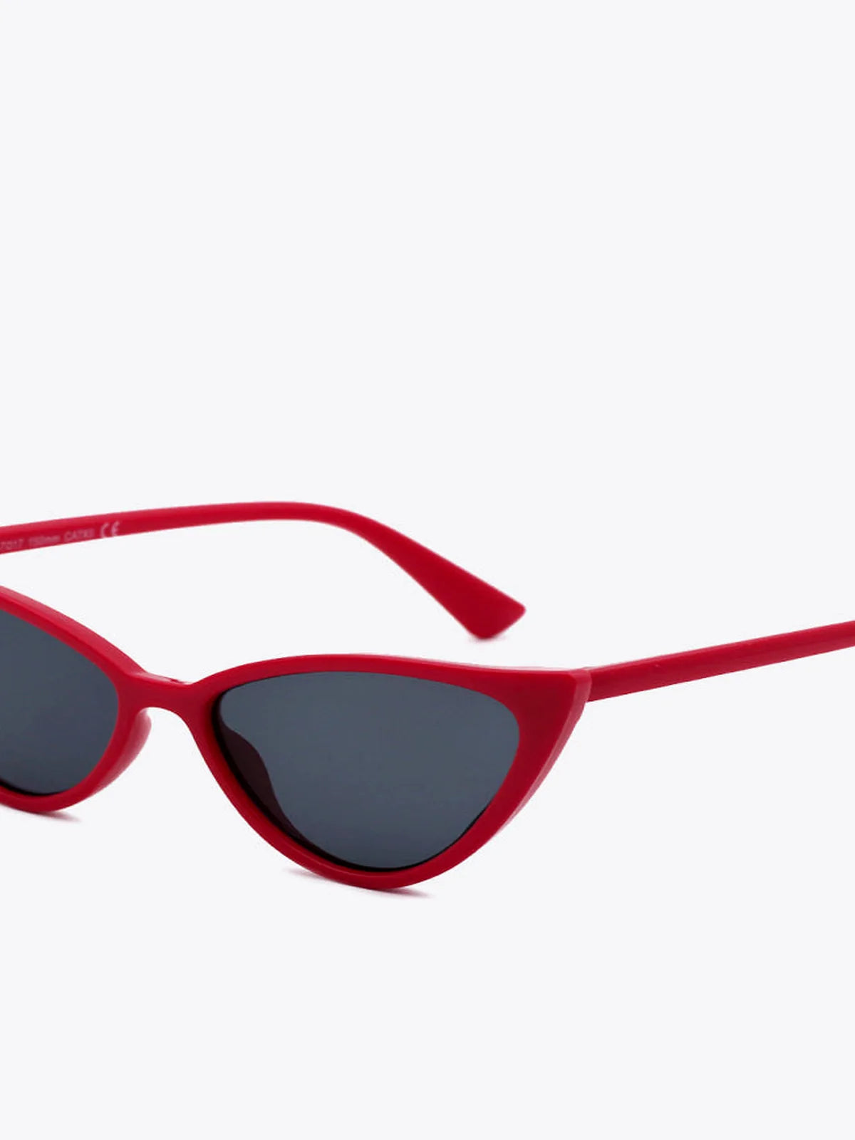 Polycarbonate Cat-Eye Sunglasses — detail view — Livostyle