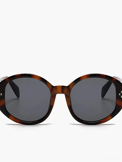 Polycarbonate Frame Oval Sunglasses — detail view — Livostyle