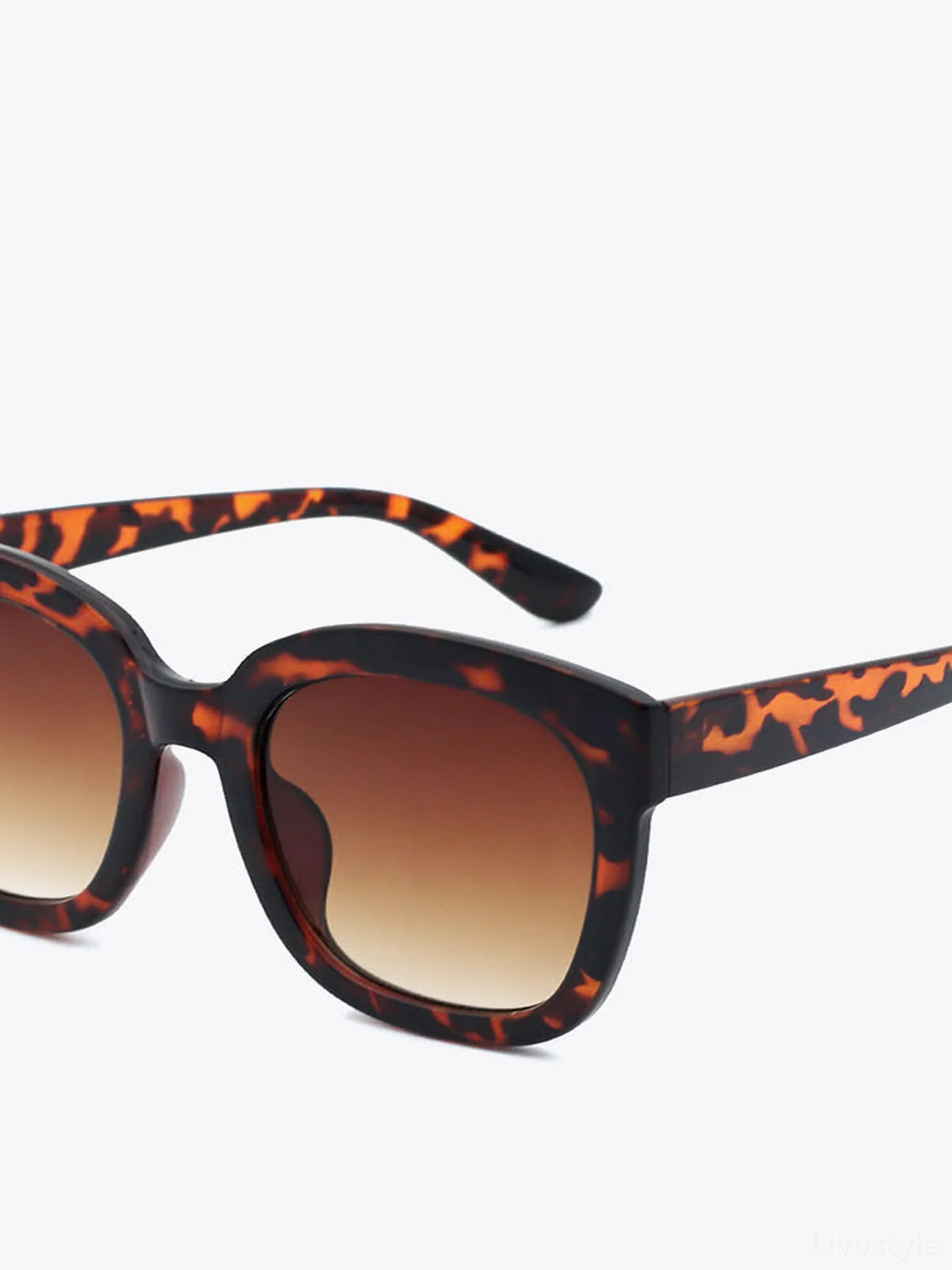 Polycarbonate Frame Square Sunglasses in Tortoiseshell Brown — detail view — Livostyle