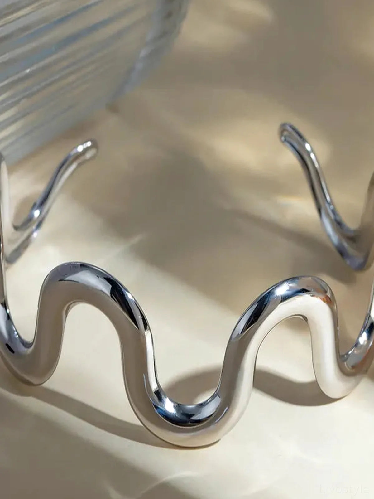 Stainless Steel Wave Shape Bracelet — detail view — Livostyle