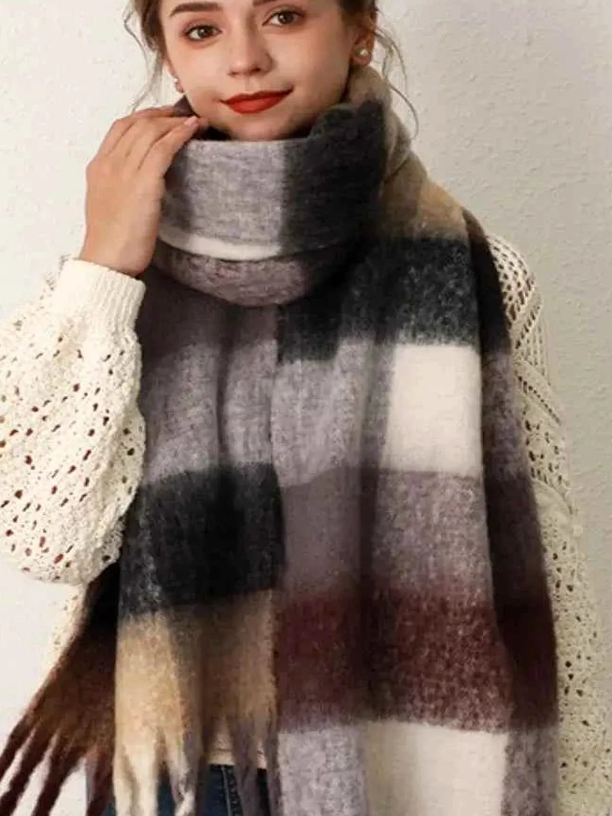 Thermal Fringe Contrast Plaid Scarf — detail view — Livostyle