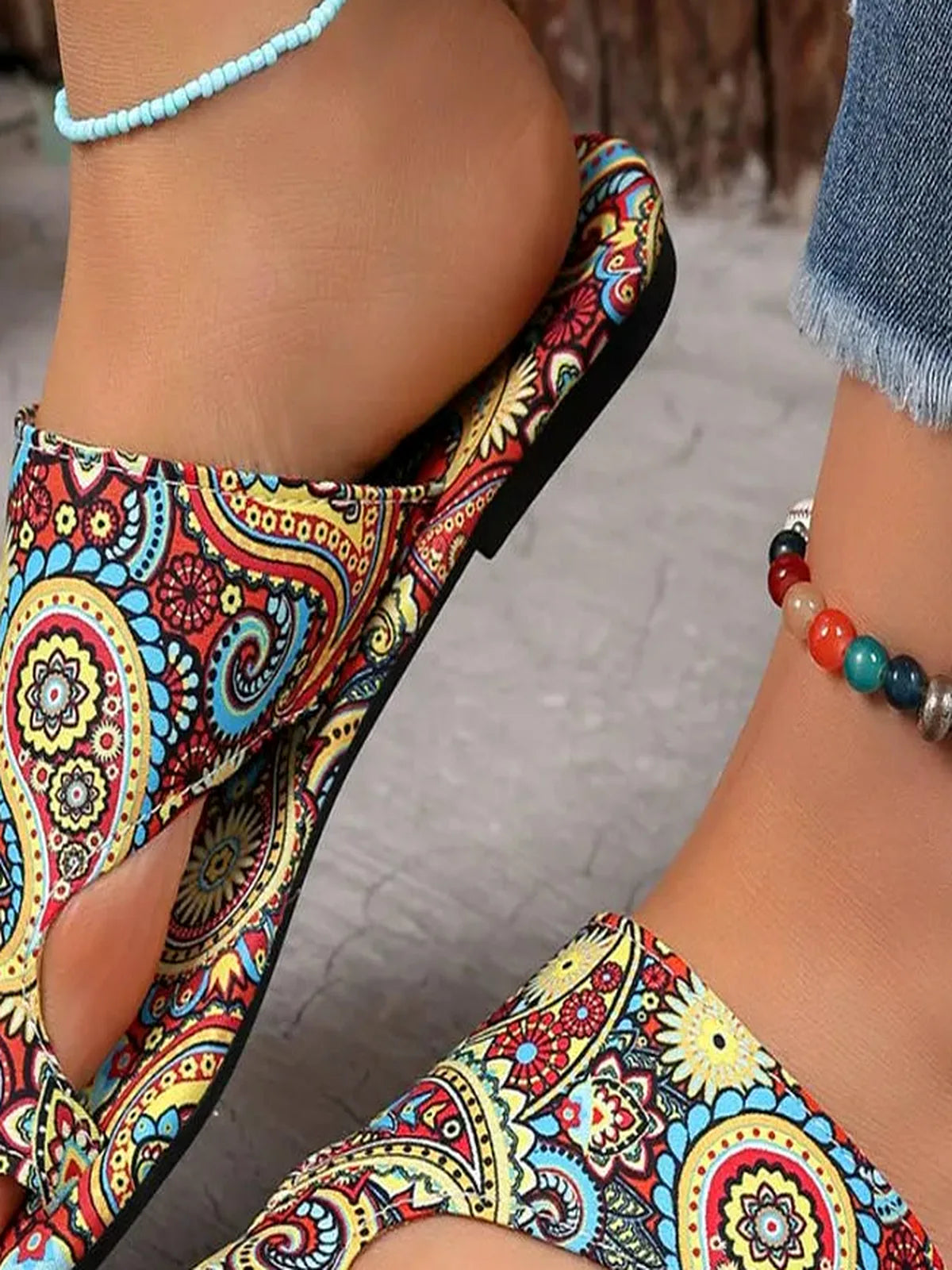 Paisley Print Boho Toe Loop Flat Sandals — detail view — Livostyle