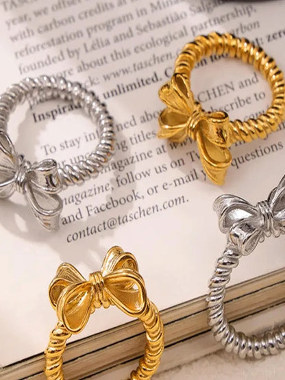 Twisted Titanium Steel Bow Ring — detail view — Livostyle