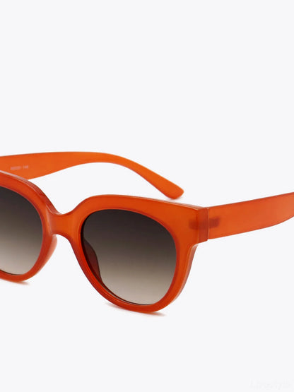 UV400 Polycarbonate Round Sunglasses — detail view — Livostyle