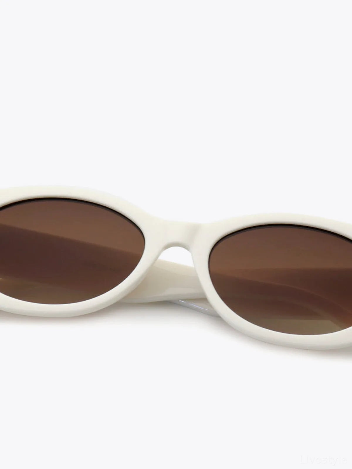 UV400 Polycarbonate Sunglasses — detail view — Livostyle