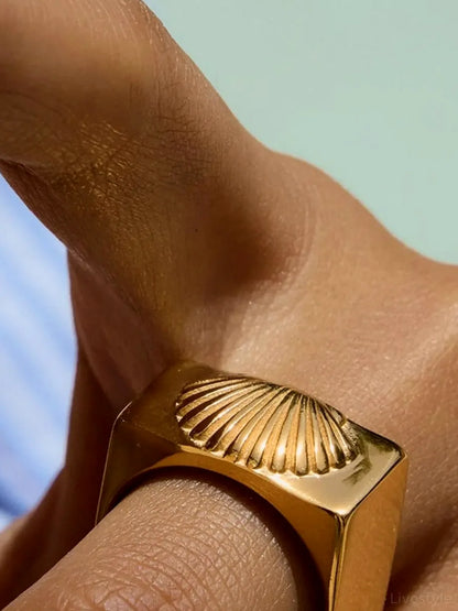 Vintage Shell Pattern Gold Signet Ring — detail view — Livostyle